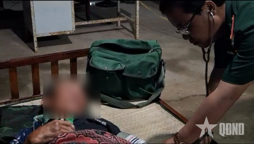 Bộ đội Biên phòng Cà Mau cứu 4 thuyền viên gặp nạn trên biển